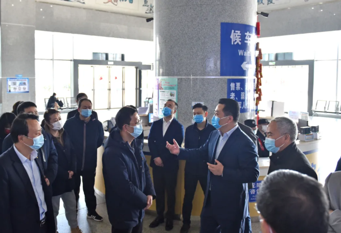 王曉向總部機關(guān)、都市城際公交干部員工拜年