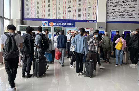 鄱陽(yáng)長(zhǎng)運(yùn)全力應(yīng)對(duì)“五一”小長(zhǎng)假返程客流高峰