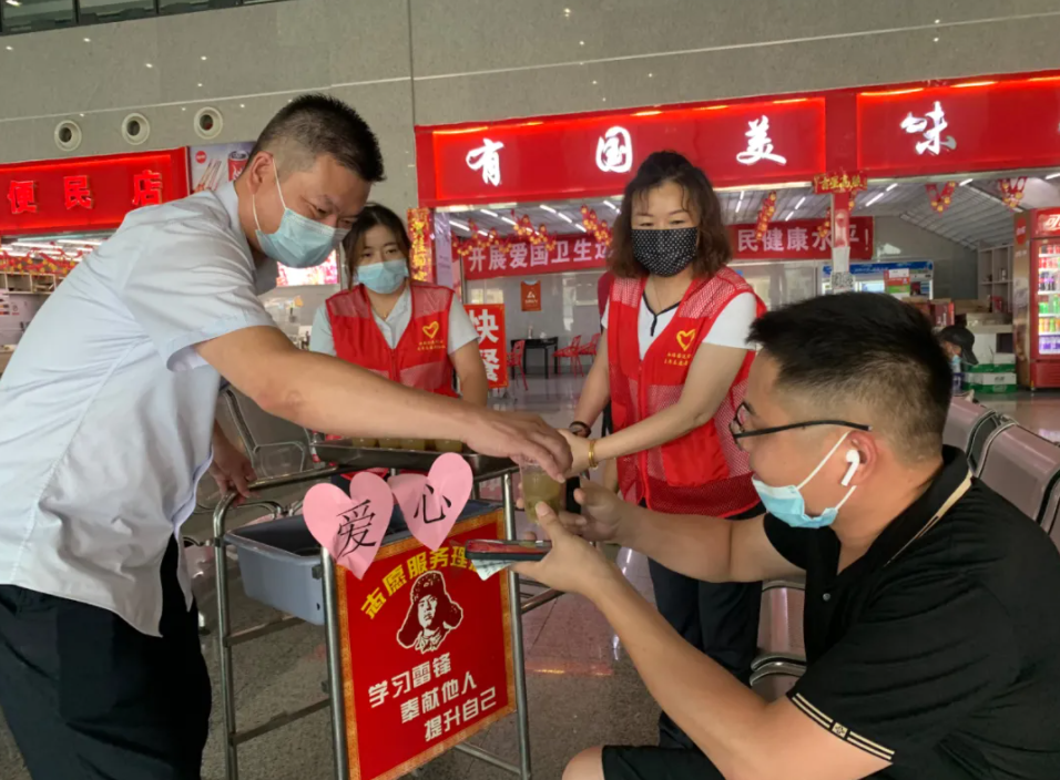 都市城際公交 長(zhǎng)途汽車(chē)西站、徐坊客運(yùn)站開(kāi)展送清涼活動(dòng)