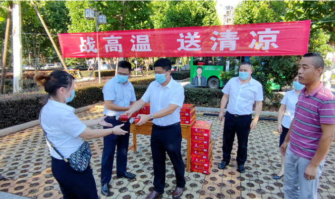 占梁慰問(wèn)鷹潭長(zhǎng)運(yùn)、鷹潭公交一線職工  肖良芝陪同