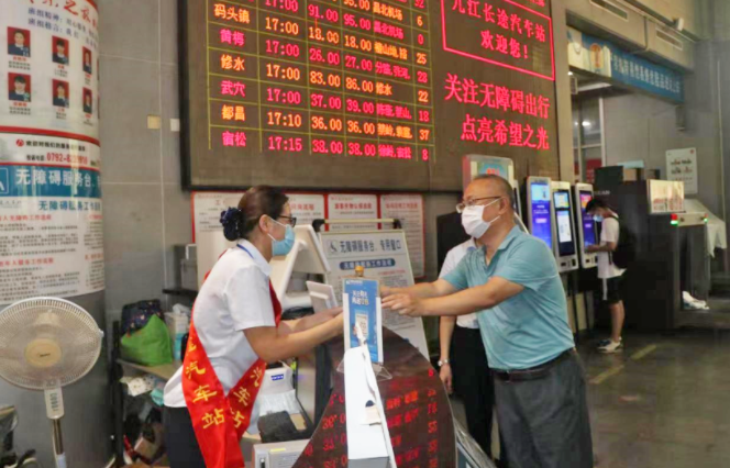 一線報(bào)道 || 九江長運(yùn)：省交通工會(huì)副主席余明華深入九江長運(yùn)送清涼