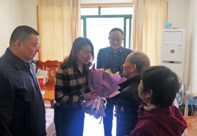 省總工會(huì)領(lǐng)導(dǎo)慰問全國(guó)勞動(dòng)模范、江西長(zhǎng)運(yùn)退休職工高國(guó)軍 胡維泉陪同