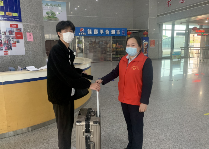 都市城際公交：站、車聯(lián)手尋失物 旅客領(lǐng)回樂開花