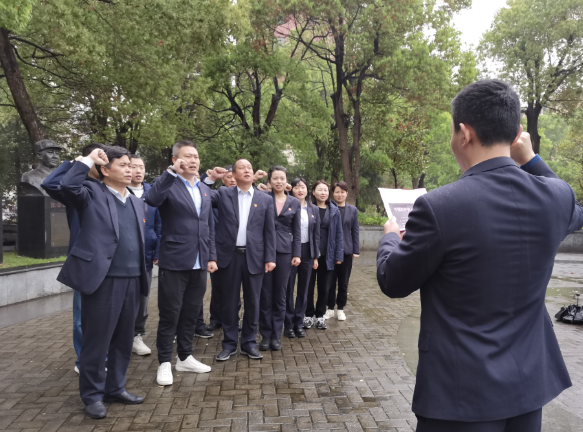 都市城際公交 旅游客運(yùn)分公司黨支部開展“緬懷革命先烈，傳承紅色基因”祭掃活動(dòng)