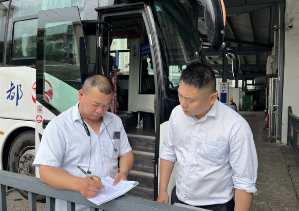 青山客運(yùn)分公司開(kāi)展車輛安全、環(huán)境衛(wèi)生綜合檢查