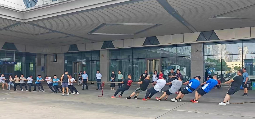 市國資委拔河代表隊到江西長運(yùn)開展南昌市第九屆運(yùn)動會賽前交流活動 張小平、劉志堅現(xiàn)場觀摩