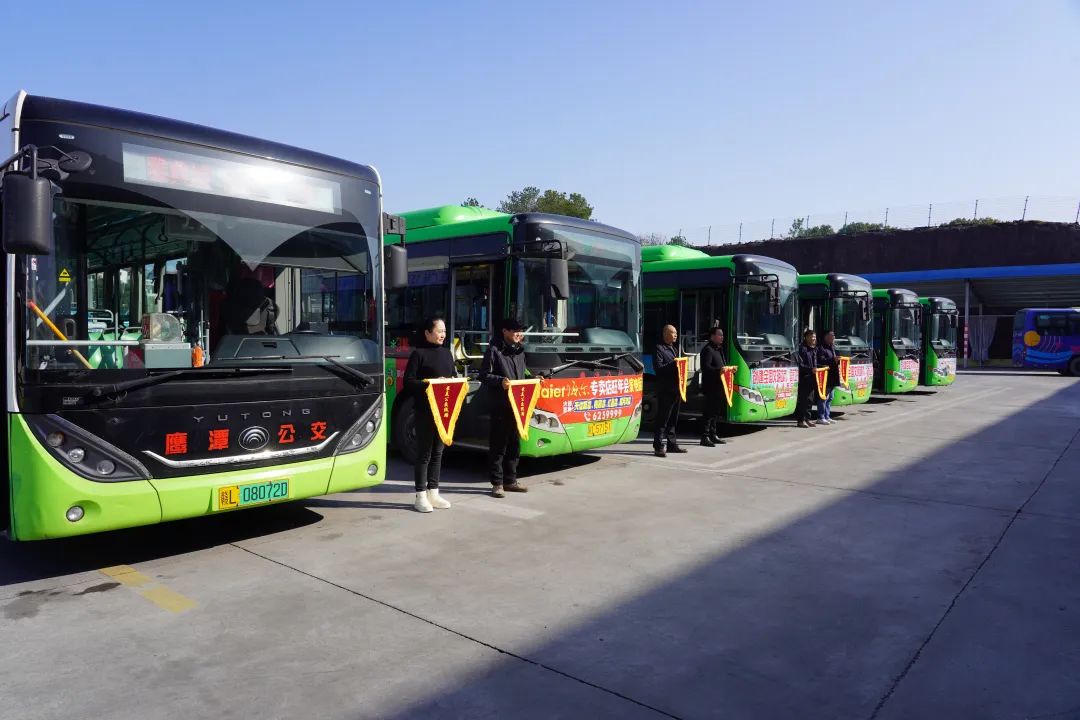 鷹潭公交舉行鷹潭市“最美公交線路、最美公交駕駛員”授旗（標(biāo)）儀式