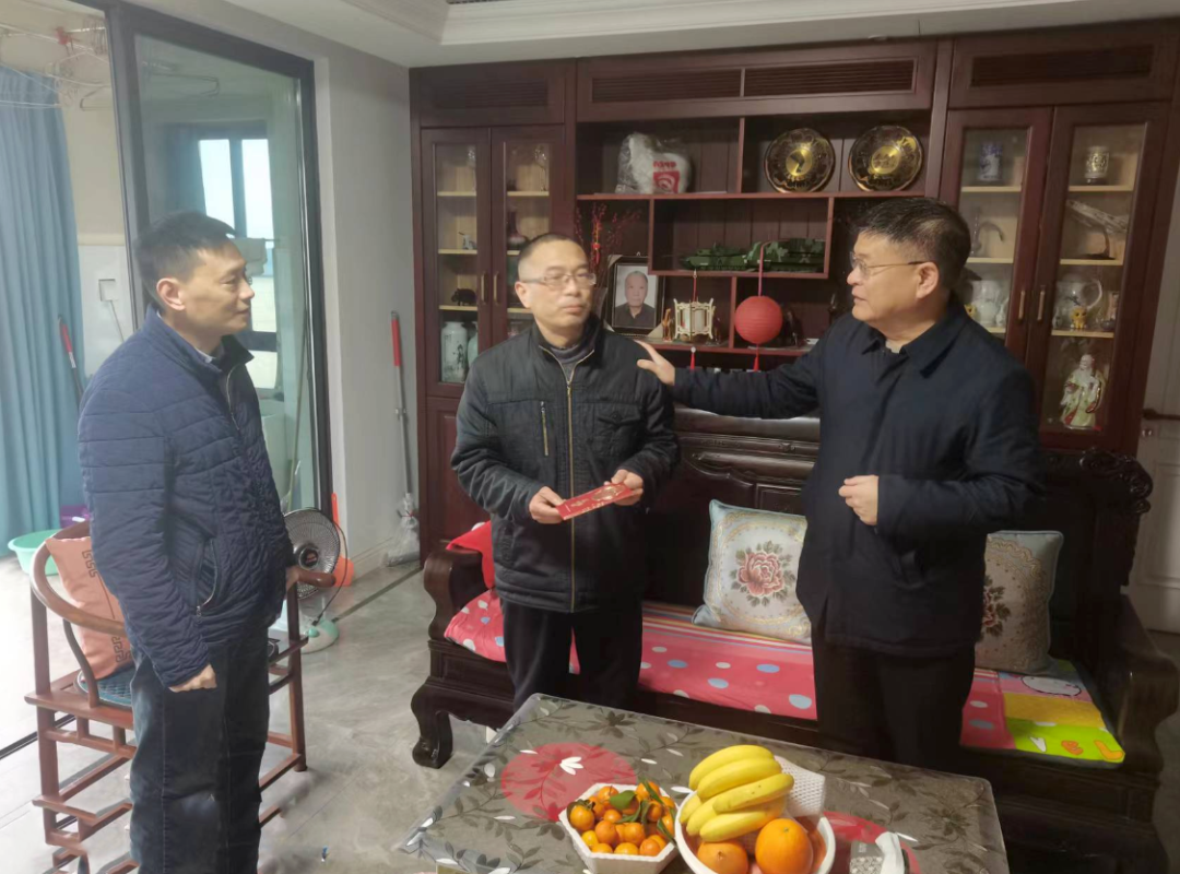 張小平、黃俊一行探望慰問患病職工