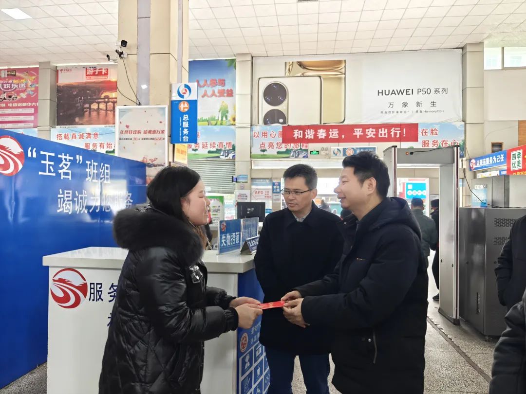 撫州市交通運輸局領(lǐng)導慰問撫州長運困難員工 肖良芝陪同
