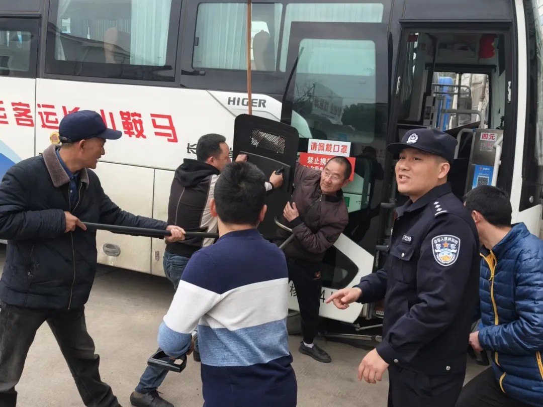 馬鞍山長(zhǎng)客客運(yùn)分公司博望車(chē)隊(duì)開(kāi)展反恐應(yīng)急演練