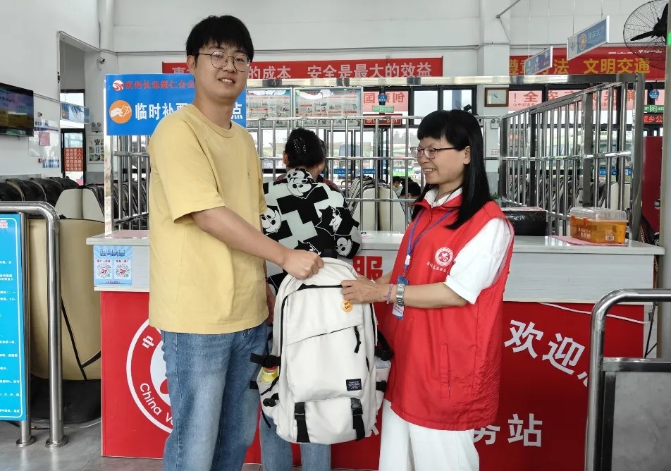 撫州長運(yùn)：粗心旅客遺失物品 站務(wù)員撿到熱心歸還