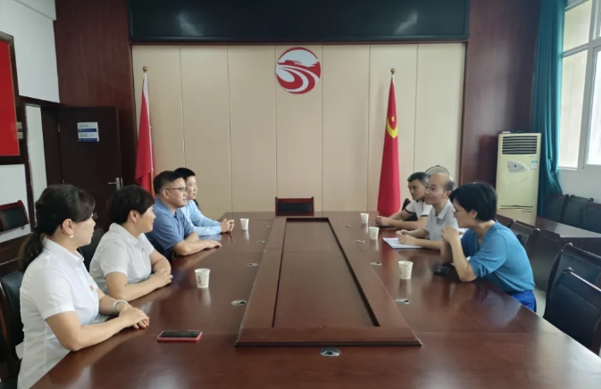 新余市直機(jī)關(guān)工委“七一”前夕走訪(fǎng)慰問(wèn)黨的二十大代表李小英