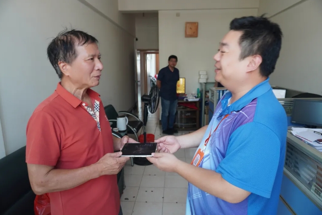 撫州長運:監(jiān)控下細心察看 找回萬元手機