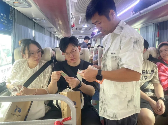 上饒汽運(yùn)“煙云號”景區(qū)站點(diǎn)巴士 引發(fā)廣泛關(guān)注