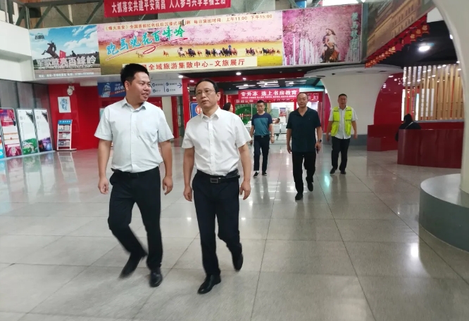 江西長(zhǎng)運(yùn)開展文明創(chuàng)建及國(guó)慶期間社會(huì)環(huán)境布置工作檢查 劉志堅(jiān)帶隊(duì)