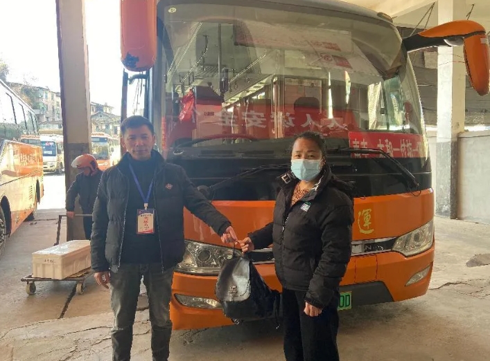 撫州長運:公交司機拾金不昧 溫暖乘客冬日出行