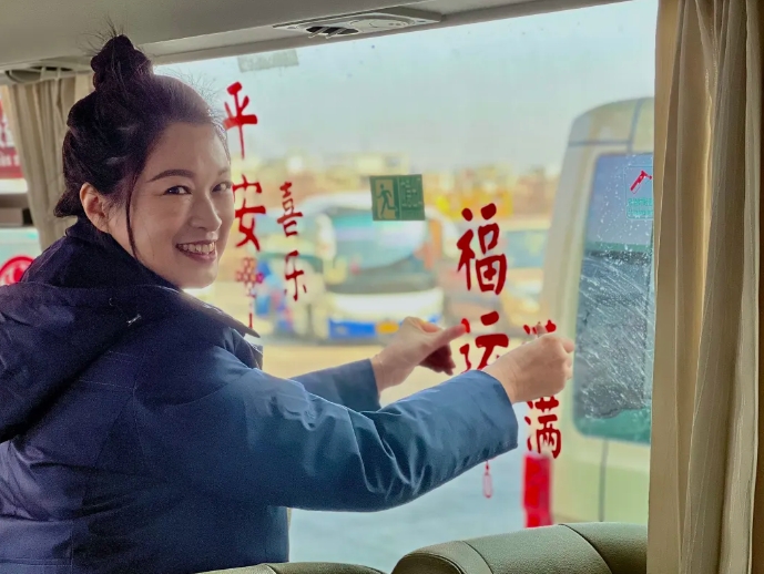 鄱陽長(zhǎng)運(yùn)：公交車廂換“新裝” 裝點(diǎn)濃濃年味