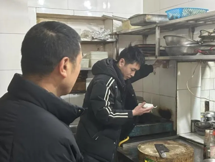 長(zhǎng)運(yùn)物業(yè):深入轄區(qū)沿街店鋪 開(kāi)展消防安全檢查宣傳