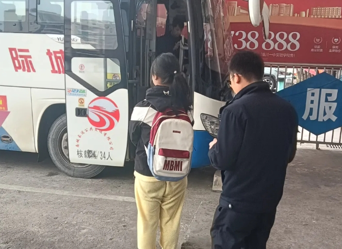 撫州長運(yùn):警民愛心接力 護(hù)送走失女孩回家