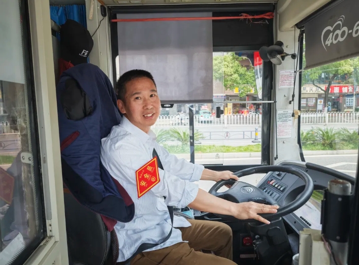 凡人微光 || 百萬里程零風(fēng)險 十米車廂暖鷹城